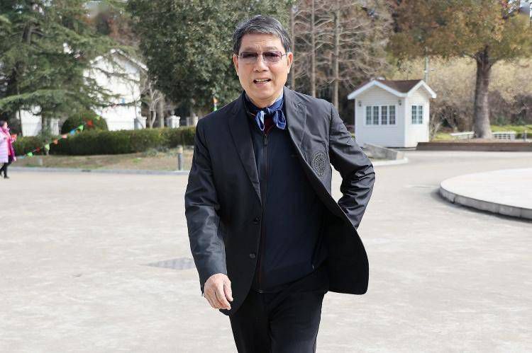 他掀开裙子舌头进去添视频